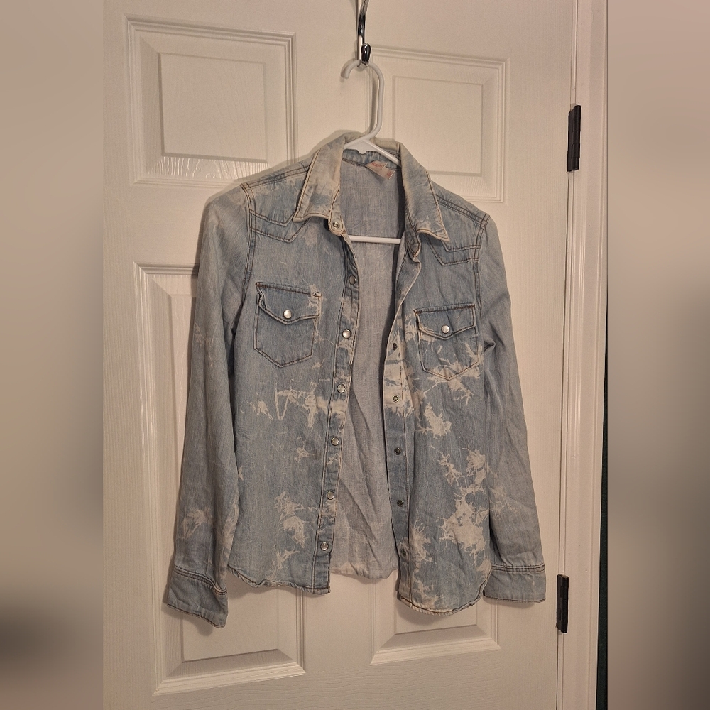 Xhilaration Light Blue Denim Shirt. Bundle 3+ items & save 25% automatically! 🛍